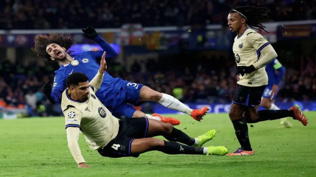 Araujo tacle Marc Cucurella et reçoit un carton rouge