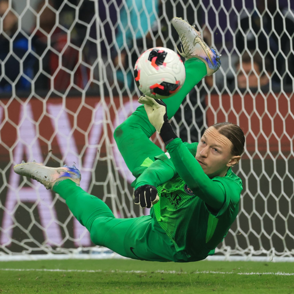 Safonov se détend et repousse le ballon d'une main lors de la séance de tir au but contre Flamengo