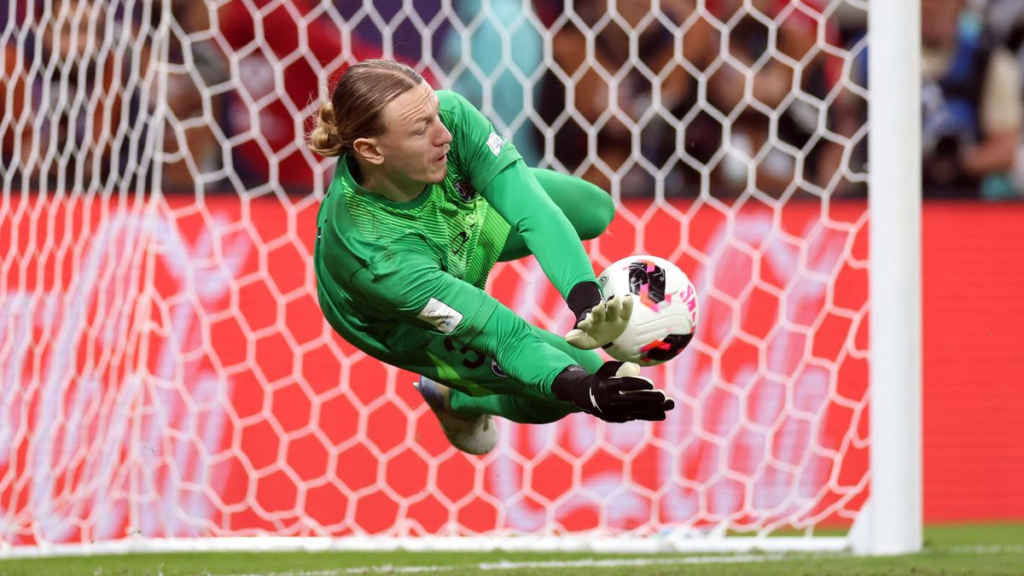 Safonov se détend et repousse le ballon d'une main lors de la séance de tir au but contre Flamengo