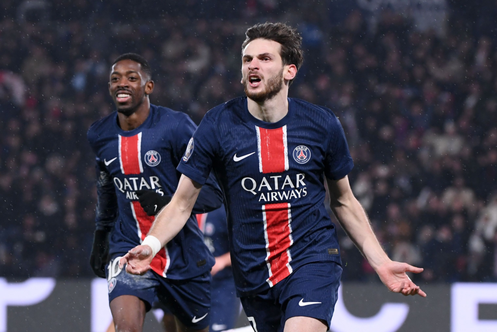 Khvicha Kvaratskhelia et Ousmane Dembélé avec le maillot du Paris Saint-Germain pendant un match.